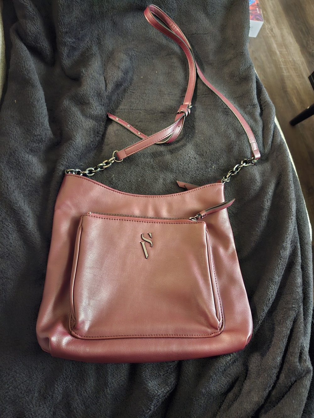 Womens Simply Vera Vera Wang Shoulder Bag in Burgundy with Chain Detail